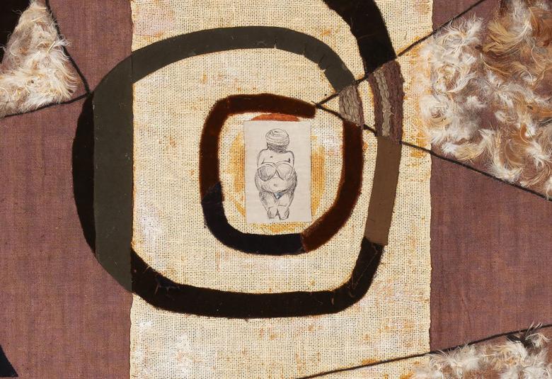 Kuvassa on tummat ja vaaleat taustalla olevat leveät pystyraidat. Pinnassa kulkee musta, leveä kiehkura ja sen keskellä on graafisesti kuvattu runsas naishahmo. Kulmisssa on kolmiomaiset suikalet, joissa on höyheniä.