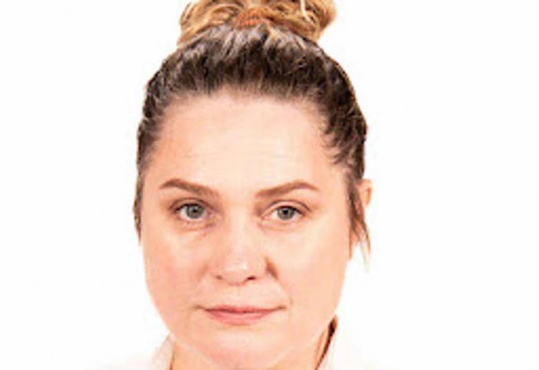 Kuvassa on Miia Maarasen kasvokuva ja hänellä on hiukset ylhäällä nutturalla. Tausta on valkoinen. 