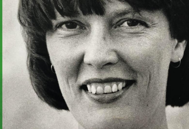 Kuvassa on musta-valkoisessa kasvokuvassa. Kuva on osa kirjan kannesta.