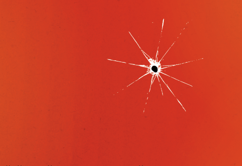 Kuvassa on ruosteen ruskea tausta ja oikealla on luodin reikä säröineen lasissa.