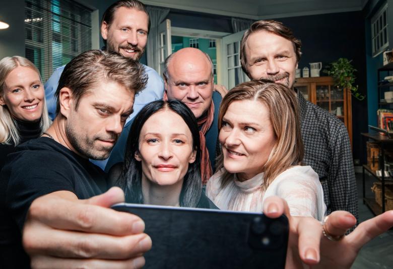 Kuvassa ovat edessä vasemmalta Joonas Saartamo, Malla Malmivaara ja Pirjo Lonka. Takana vasemmalta Laura Birn, Pekka Strang, Hannu-Pekka Björkman ja Jani Volanen. Joonas Saartamo pitää edessä kännykkää ja ottaa yhteiskuvaa.