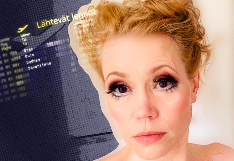 Kuvassa on kasvokuva naisesta, jolla on vaaleat lyhyet hiukset. Taustalla on tumman sinistä ja vinosti valkoisella lentoaikatauluja.