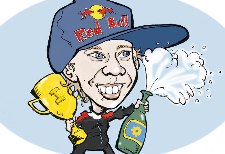 Kuvassa on karikatyyripiirros Kalle Rovanperästä ja hänellä on sininen iso lippalakki päässä ja oikeassa kädessä kultainen pokaali sekä oikeassa kädessään poksahtava sampanjapullo. Kuva on soikean vaalean sinisen kuva-alueen sisällä. Ympärillä on valkoista.