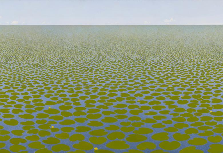 Kuvassa on yläosassa sinistä taivasta ja alla merta, joss on vihreitä lumpeen lehtiä ja alta sinistä vettä. 