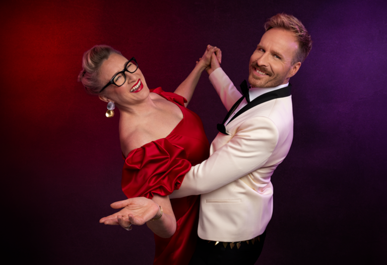 Kuvassa ovat vasemmalla Katja Ståhl punaisessa avokaulaisessa mekossa ja oikealla on Mikko Kekäläinen valkoisessa takissa. He ovat tanssiasennossa  ja tausta on tumman punainen. 