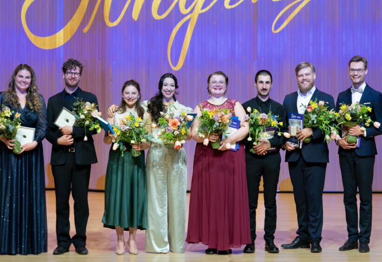 Kuvassa ovat Sibelius Singing -kilpailun voittajat, jossa naiset ovat pitkissä mekoissa ja miehet tummissa puvuissa.