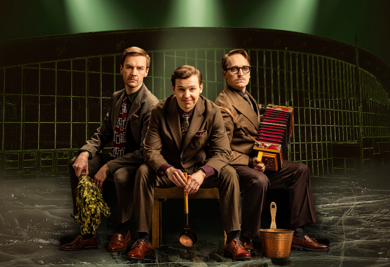 Kuvassa istuvat penkillä keskellä Kaj-yhtyeen kolme miesesiintyjää. Heillä on ruskeat puvut päällään Keskimmäinen nojaa eteenpäin ja oikean puoleisella harmonikka kädessään ja vasemman puoleisella on vasta kädessään. Taustalla on Helsingin jäähalli. Kuvan sävy on tumma ja taustalta tulee vihreää valoa.