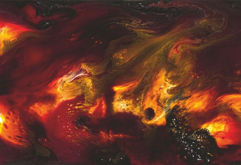 Kuvassa on tummalla pohjalla punaista ja keltaista liekkimäistä pintaa teoksessa.