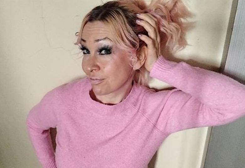 Kuvassa on Sara Medberg puoliartalokuvassa seisomassa vinostija hän nojaa vasemmalla kyynerpäällään seinään. Oikea käsi on koukussa.  Hänellä on vaalean punainen villapusero päällään.  Hänellä on vaaleahkot hiukset poninhännällä. Tausta on vaalean ruskea. 