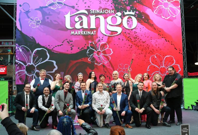 Kuvassa ovat alaosassa kaikki semifinalistit istumassa kahdessa rivissä. Taustalla on iso violetti-vaalean punainen kangas, jossa lukee isoilla kirjoituskirjaimilla tango ja sen yläpuolella pienemmällä Seinäjoki. Alla lukee pieneillä markkinat.