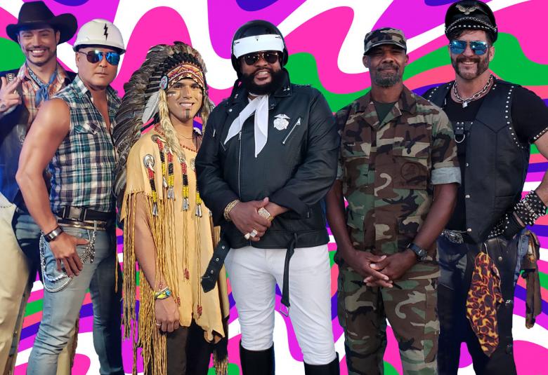 Kuvassa on rivissä seisomassa yhtyeen kuusi miesjäsentä ja heillä on erilaiset asut. Vasemmalla olevalla on musta stetson, seuraavalla valkoinen kypärä ja ruutupaita. Vieressä oikealla on vaalean ruskea hapsuliivi ja sulkapäähine. Keskellä olevalla on musta nahkapusakka, seuraavalla vihreän kirjava armeija-asu ja oikealla reunassa musta pusero ja kotkan kuvalla varustettu sotilaslippis.