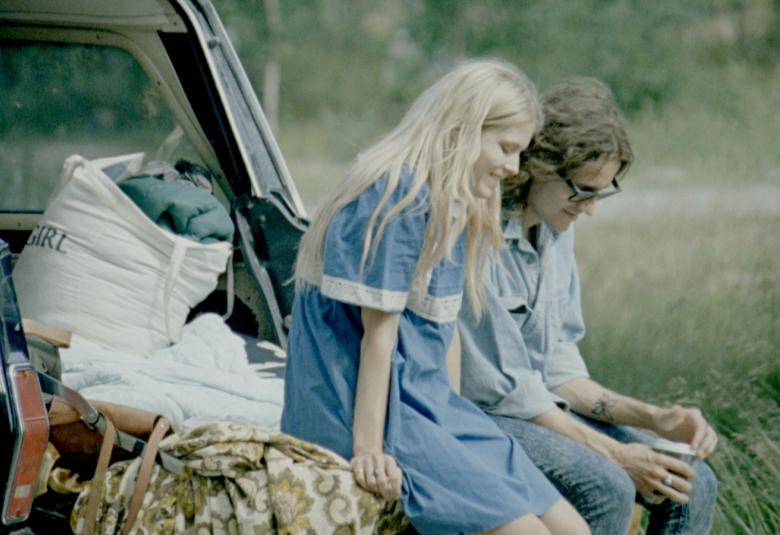 Kuvassa ovat Alina Tomnikov ja Mikael Rautasalo istumassa sivuttain auton peräkontin kannella.