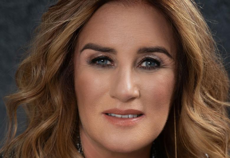 Kuvassa on Milana Misic kasvokuvassa ja hänellä on pitkät, ruskeat kiharat hiukset. Tausta on harmaa.