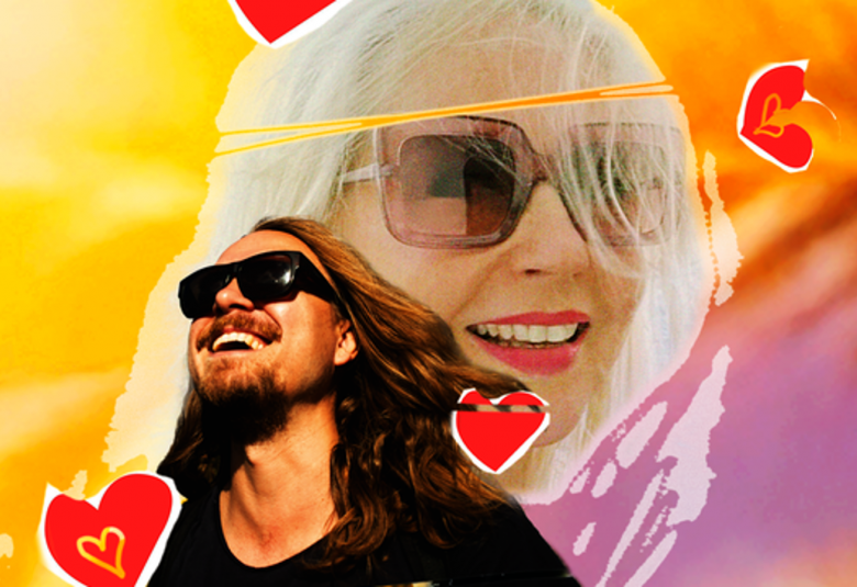 Kuvassa on edessä aurinkolaseissa katse ylöspäin vasemmalle Mikko Pohjola puolivartalokuvassa ja takana isompana Krisse Salminen kasvokuvassa katse oikealle myös aurinkolaseissa. Tausta on keltainen. Kuvassa on eri puolilla kolme punaista sydäntä.