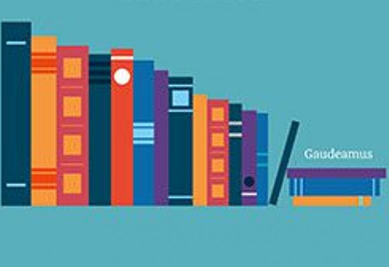 Kuvassa on turkoosilla pohalla piirrettynä eri värisä kirjan selkiä, jotka pienenevät oikealle. Reunassa lukee Gaudeamus.