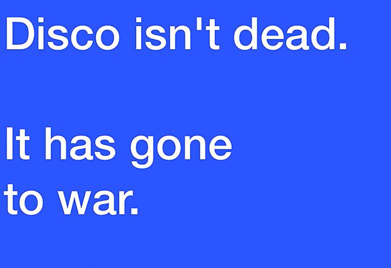 Kuvassa on kirkkaan sinisellä pohjalla teksti ylhäällä Disco isn't dead. Alhaalla on teksti It has gone to the war.