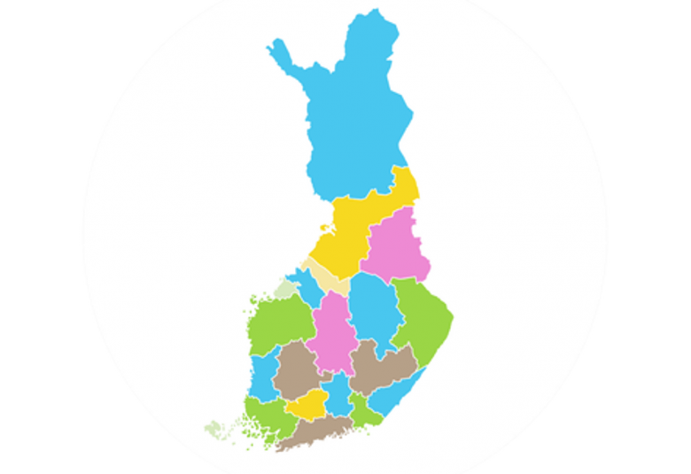Kuvassa on Suomen kartta ja siinä eri maakunnat useilla väreillä ilmaistuna. Kartta on valkoisen ympyrän sisällä. Taustalla on harmaata.