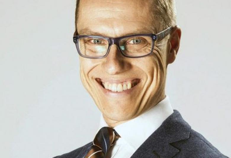 Kuvassa on kasvokuva presidentti Alexander Stubbista. Kuvassa näkyy hieman tumman sinistä puvun takkia ja kravattia. Kuva on osa kirjan kannesta.