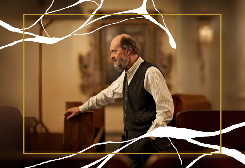 Kuvassa on Arvo Pärt sivuttain oikea käsi ojennettuna sivulle. Hänellä on valkoinen paita ja musta liivi päällään. Taustalla näkyy himmeästi taulua ja kalusteita. Kuvassa on valkoisia oksamaisia viivoja ja sisällä on keltainen raami. Kuvan sävy on ruskehtava.