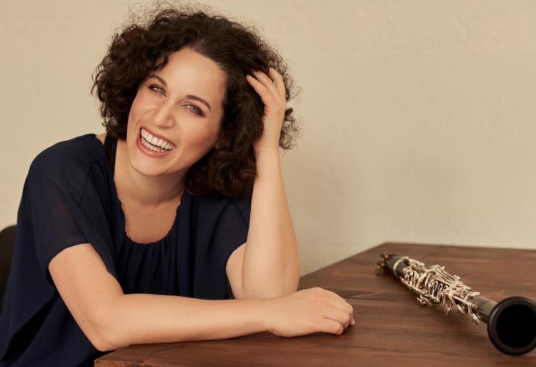 Kuvassa on Gil Agababa Shaked istumassa ja nojaa pöytään. Vieressä on klarinetti. Tausta on kellertävä.