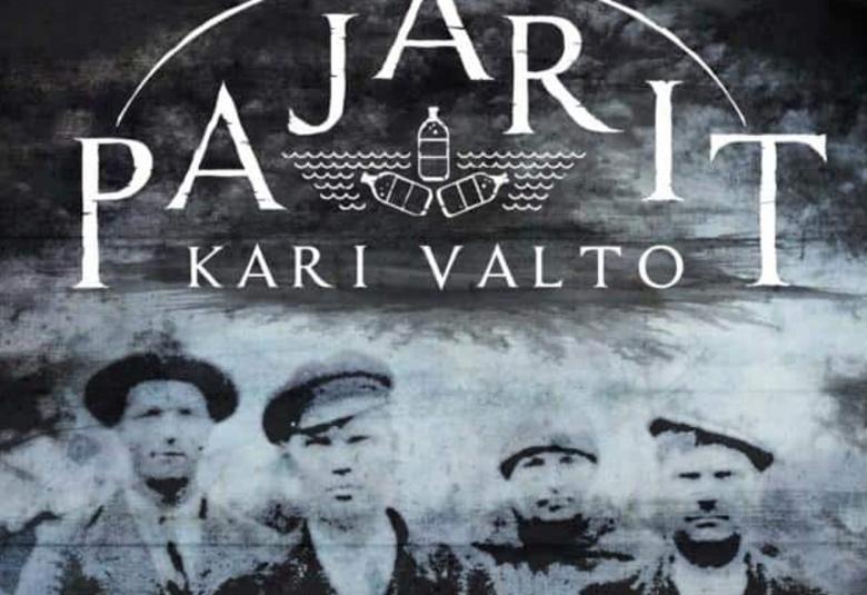 Kuvassa on osa kirjan Pajarit kannessa. Yläosassa on nimi Pajarit pyramidimaisesti ja alla vanha valokuvaa, jossa on neljän miehen kasvot rivissä.