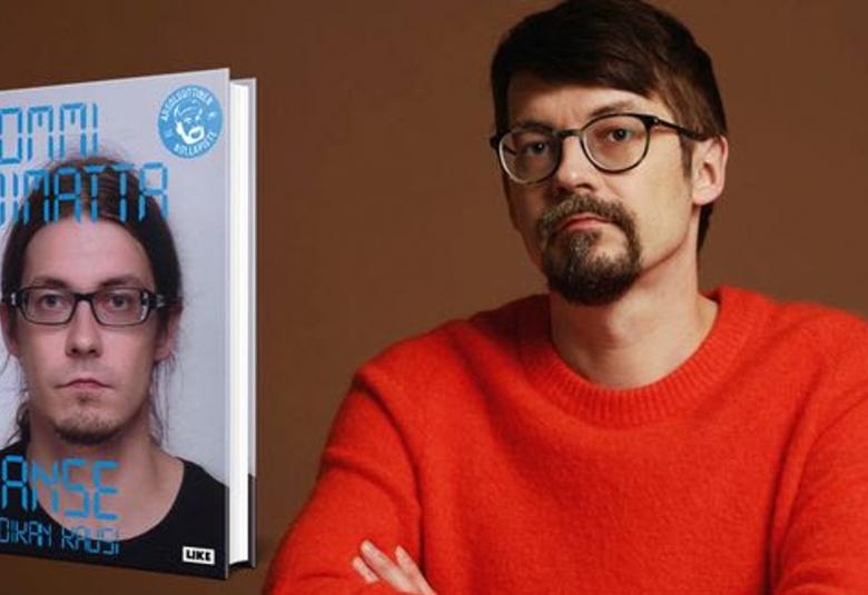 Kuvassa on oikealla kirjan kansi ja siinä on sinisin kirjaimin Tommi Liimatta ylhäällä ja alhaalla nimi Manse. Kannessa on Tommi Liimatan kasvokuva. Oikealla on Tommi Liimatta puolivartalokuvassa ja hänellä on punainen villapaita päällään. Liimatalla on tumma tukka ja tummasankaiset silmälasit. Tausta on tumma.