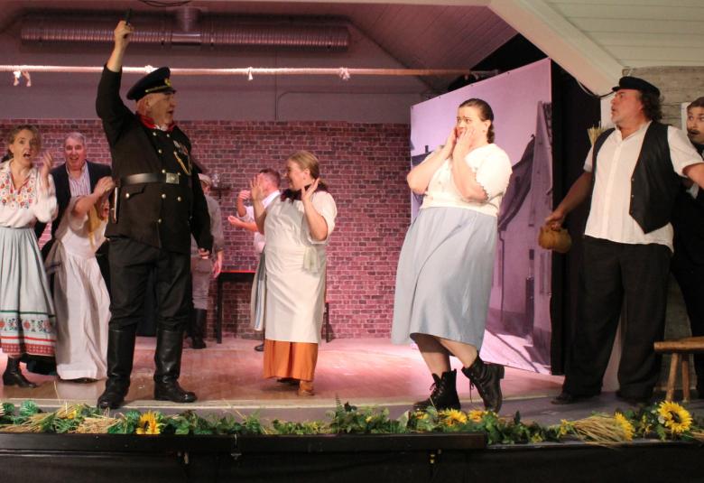 Esityksen pahis, oikea nilkkien nilkki on se komentaja, joka on niin kipee tyyppi, että aiheutti kaikille harmia. Ari Koponen suoriutui tästä todella hyvin, mutta oli kuitenkin loppukiitoksissa kivaa, kun näki hänen hymyilevän. Kohtauksia oli laidasta laitaan ja myös taisteltiin ja niissä oli ohjaajana toiminut Henry Holopainen. 