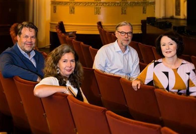 Kuvassa ovat Kansallisteatterin ruosteen punaisissa samettituoleissa vasemmalta takana Timo Julkunen ja Mika Myllyaho. Etualalla vasemmalla Peivi Isosari ja Jenni Haukio.