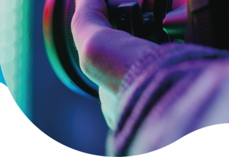 Kuvassa on aaltomaista kuviota, joka on alaspäin. Värit ovat turkooseja, violetteja ja vihertäviä. Oikealla on violettia iso alue. Vasemmalla alhaalla on valkoista.