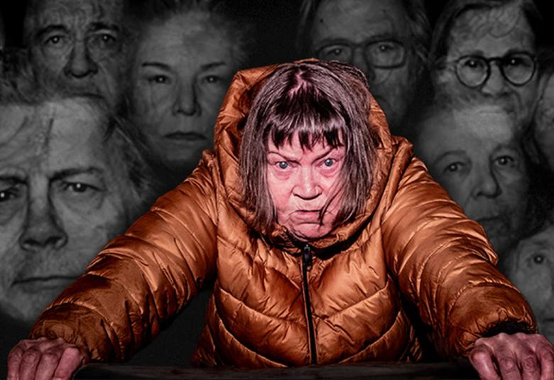 Kuvassa on nainen pronssin värisessä toppatakissa ja hän nojaa eteenpäin ja pitää käsiään kaiteessa. Taustalla on kasvoja iäkkäistä  miehistä ja naisista. Taustakuva on musta-valkoinen.