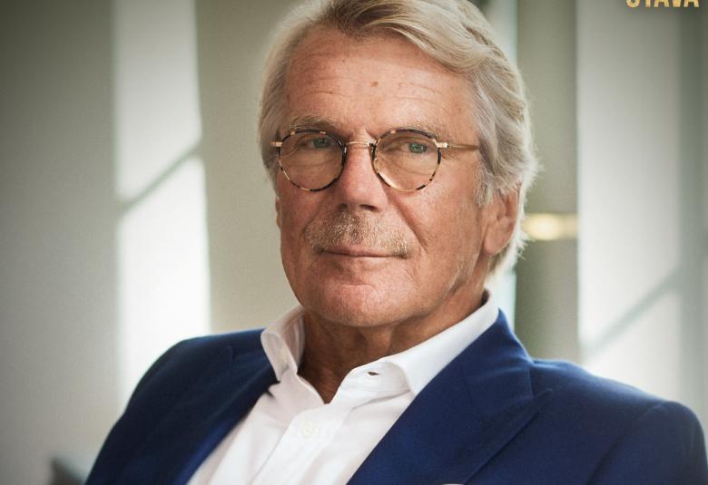 Kuvassa on Björn Wahlroos puolivartalokuvassa istumassa ja hänellä on sininen takki ja valkoinen paita. Taustalla on harmaata seinää, jossa valoläistkiä. Kuva on osa kirjan kannesta.