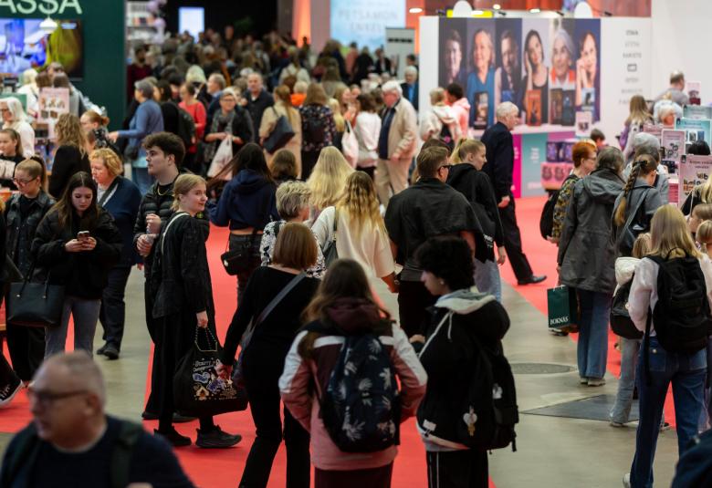 Kuvassa on runsaasti yleisöä kävelemässä eri suuntiin.