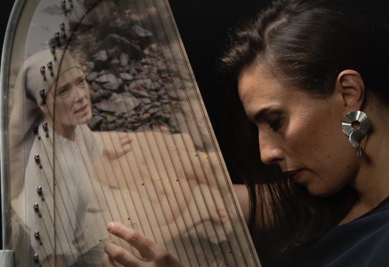 Kuvassa on oikealla on sivuttain puolivartalokuva Ida Elinasta ja katse alaspäin sekä vasen käsi pystyyn nostetusta kanteleesta. Kanteleen kannesta näkyy kielien takaa Lemminkäisen äiti -teoksen kuvaa. Kuvan sävy tumma ja ruskehtava. Kuva on osa levyn kannesta.