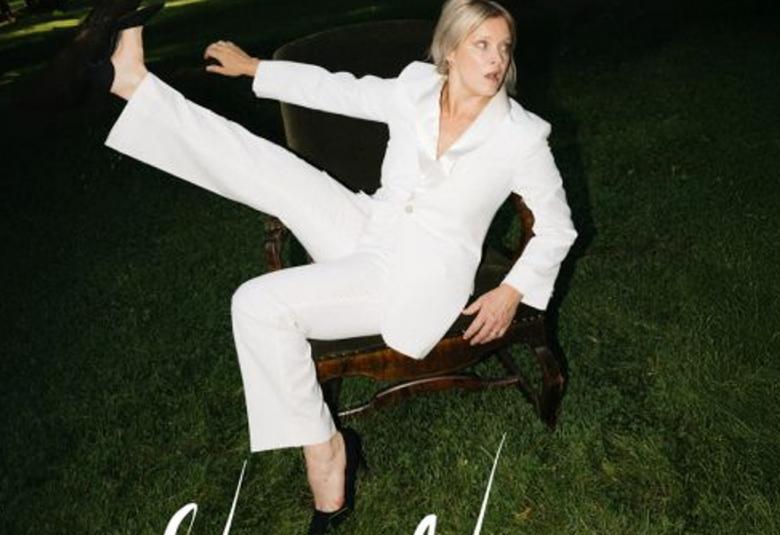 Kuvassa on Jonna Tervomaa valkoisessa housupuvussa istumassa tuolilla ruohikolla.  Hän on vasen jalka pystyssä ja hän pitää oikealla oikealla kädellään tuolin selkämyksestä kiinni. Kuva on osa levyn kannesta.