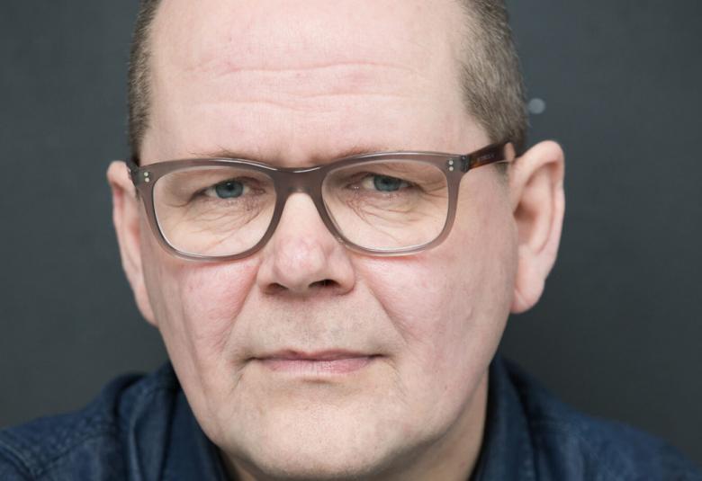 Kuvassa on Kari Hotakainen kasvokuvassa.