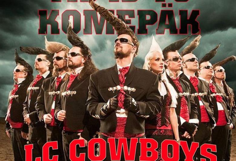 Kuvassa ovat kolmiomaisessa muodostelmassa vasemmalla neljä Leningrad Cowboysin jäsentä seisomassa ruskeissa takeissa töyhtöt päässä ja keskellä on yksi jäsen. Oikealla puolella seisoo naispuolinen jäsen vaaleassa töyhtössä sekä viisi miesjäsentä. Taustalla on tummaa pilvitaivasta ja sana Komepäk ja alhaalla on punaisella isoin kirjaimin LC Cowboys. 