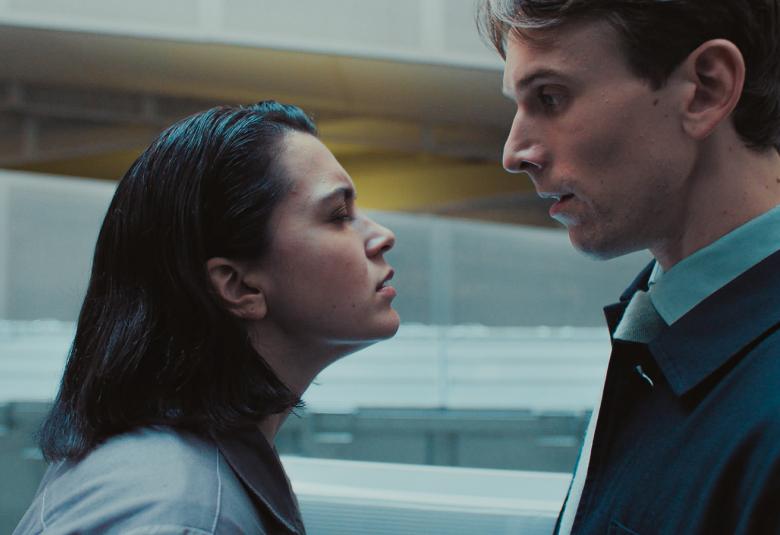 Kuvassa ovat sivuttain puolivartalokuvassa tummahiuksinen Mimosa Villamo vasemmalla ja oikealla Miro Lopperi sinisessä pusakassa.