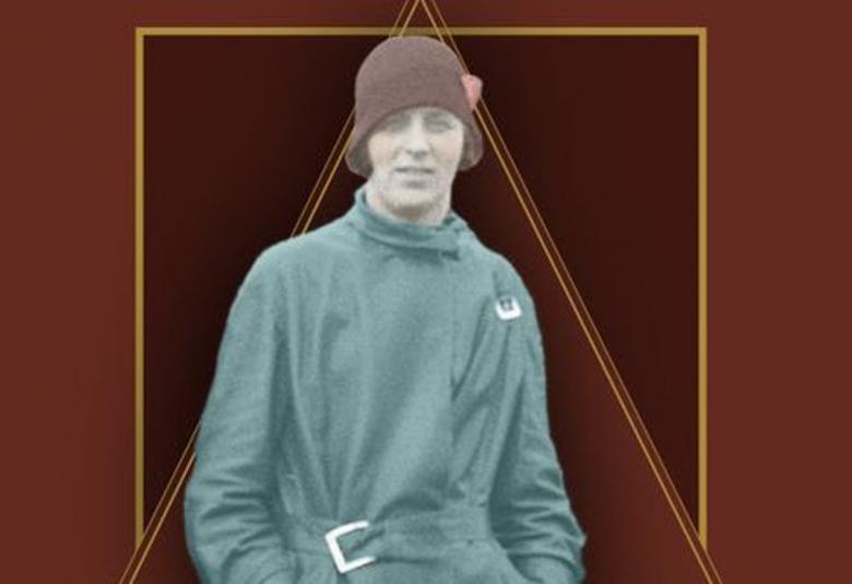 Kuvassa on nuori nainen harmaassa takissa ja tumme hattu syvällä päässään. Tausta on ruskea ja siinä on kultainen raami takana.  Kuva on osa kirjan kannesta.