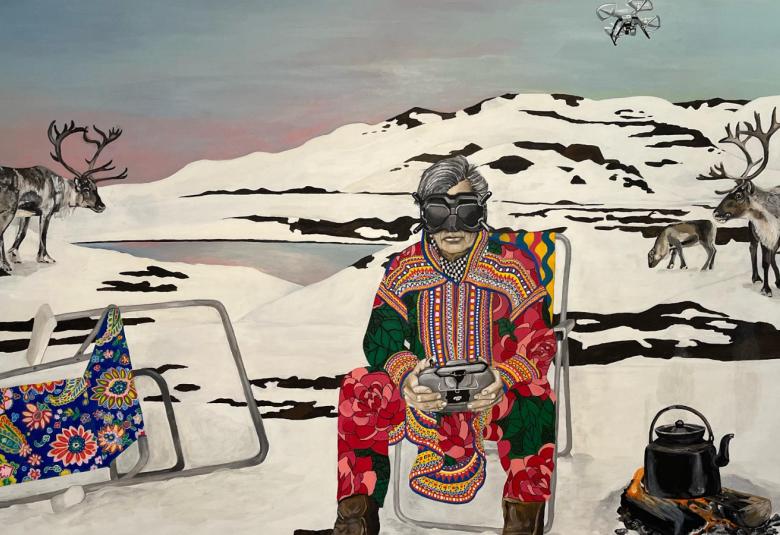 Kuvassa on kuvitettua lappalaista maisemaa. Etualalla istuu lepotuolilla lappalaispuvussa mies ja hänen päässään on moottoripyöräilylasit.  Taustalla on valkoista tunturia ja vasemmalla poro.  Miehen vieressä vasemmalla on kaatunut leoptuoli ja oikealla nokipannu nuotiolla sekä takana poro.