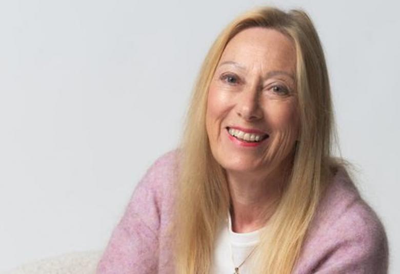 Kuvassa on Sophia Jansson istumassa puolivartalokuvassa. Hänellä on vaalean lisä villapaita. Hänellä on pitkät vaaleat hiukset. Tausta on vaalea.