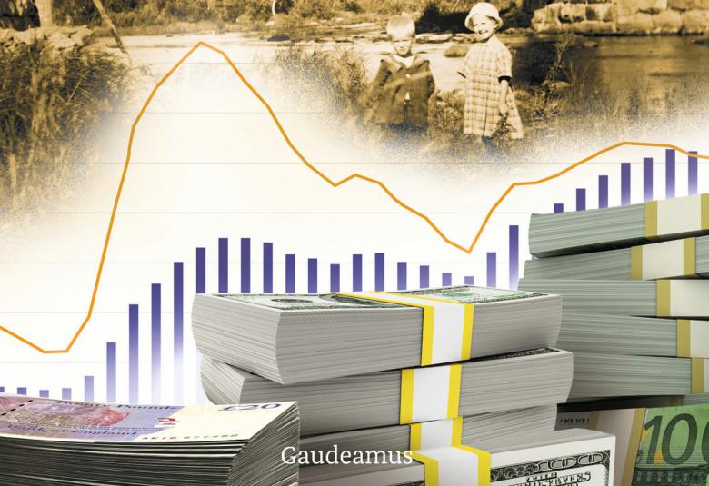 Kuvassa on taustalla ylhäällä maisemaa ja alhaalla on muutama setelinippu ja niiden päällä sinisiä tilastotolppia, jotka menevät kiipeilevänä käyränä. Yläpuolellaon vaaleaa ja käyräviiva jajyrkkä nousu ja lasku.