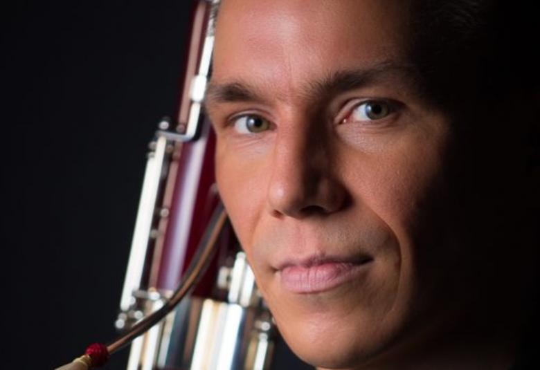 Kuvassa on Mikko-Pekka Svala kasvokuvassa ja hänen takanaan näkyy osaa fagotista. Tausta on musta.