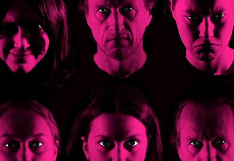 Kuvassa on kahdessa rivissä kuudet kasvot sekä miehiä että naisia mustalla pohjalla ja kasvot lilan punaisina.