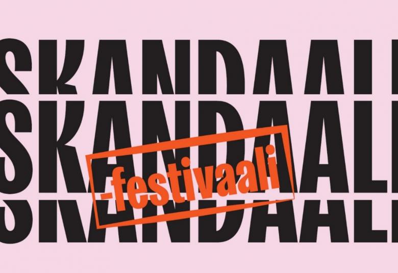 Kuvassa on vaalean violetilla pohjalla kolmella rivillä sana skandaali isoin mustin kirjaimin.  Ylä- ja alarivi näkyvät osittain. Päällä vinottain lukee oranssissa raamissa -festivaali.