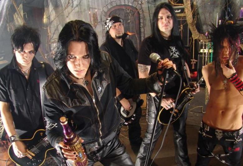 Kuvassa ovat The 69 Eyes yhtyeen viisi miesjäsentä seisomassa kuvattuna hiukan yläviistosta. Jussi69 on edessä mustassa pusakassa ja oikeassa kädessään viininpunainen viinipullo. Oikean puolimmainen yhtyeen jäsen on ilman paitaa.