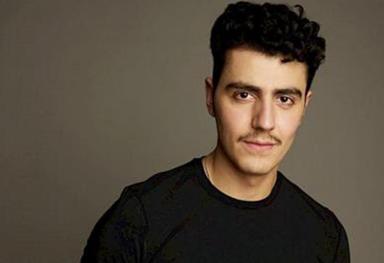 Kuvassa on Youssef Asad Alkhatibin puolivartalokuvassa ja hänellä on musta t-paita päällään. Tausta harmaan vihreää.