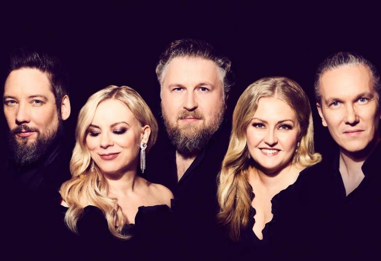 Kuvassa ovat taaempana Jouni Kannisto, Tuukka Haapaniemi ja Juha Viitala. Eturivissä Maija Sariola ja Saima Haapanen.  He ovat puolivartalokuvassa ja tummassa taustassa siten, että kasvot näkyvät.