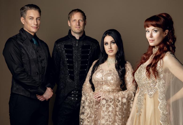 Kuvassa ovat seisomassa vasemmalla yhtyeen kaksi miesjäsentä mustissa puvuissa ja oikealla kullan värisissä mekoissa kaksi naista. Hellä molemmilla on pitkät tummat hiukset.