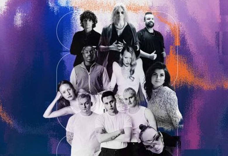 Kuvassa ovat kolmessa rivissä päällekkäin esiintyjien puolivartalokuvat kollaasina musta-valkokuvina. Tausta on violetti ja siinä on valkoisia ja oransseja pilviä