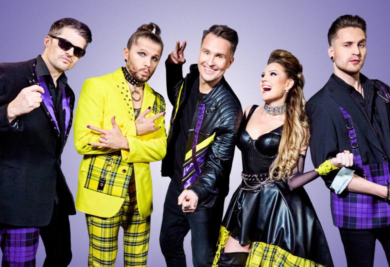 Kuvassa on Portion Boys -yhtyeen viisi jäsentä seisomassa. Vasemmalta on kolme miestä, joista keskimmäisellä keltaiset vaatteet ja muilla mustat. Toisena oikealta on nainen ja hänellä on musta mekko, jossa on keltaruudullinen helma. Oikealla on mies, jolla on mustat vaatteet.